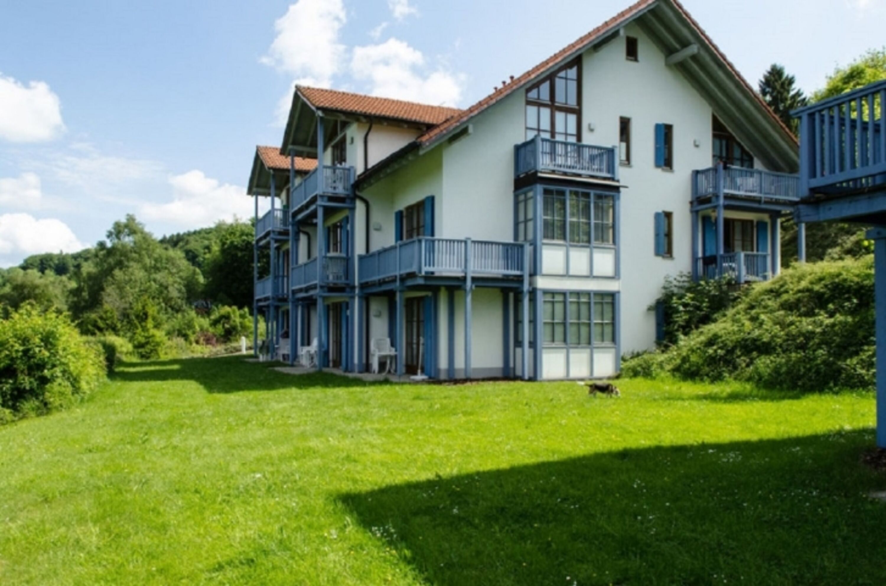 Gemeinschftsgarten mit Liegen und Grillplatz