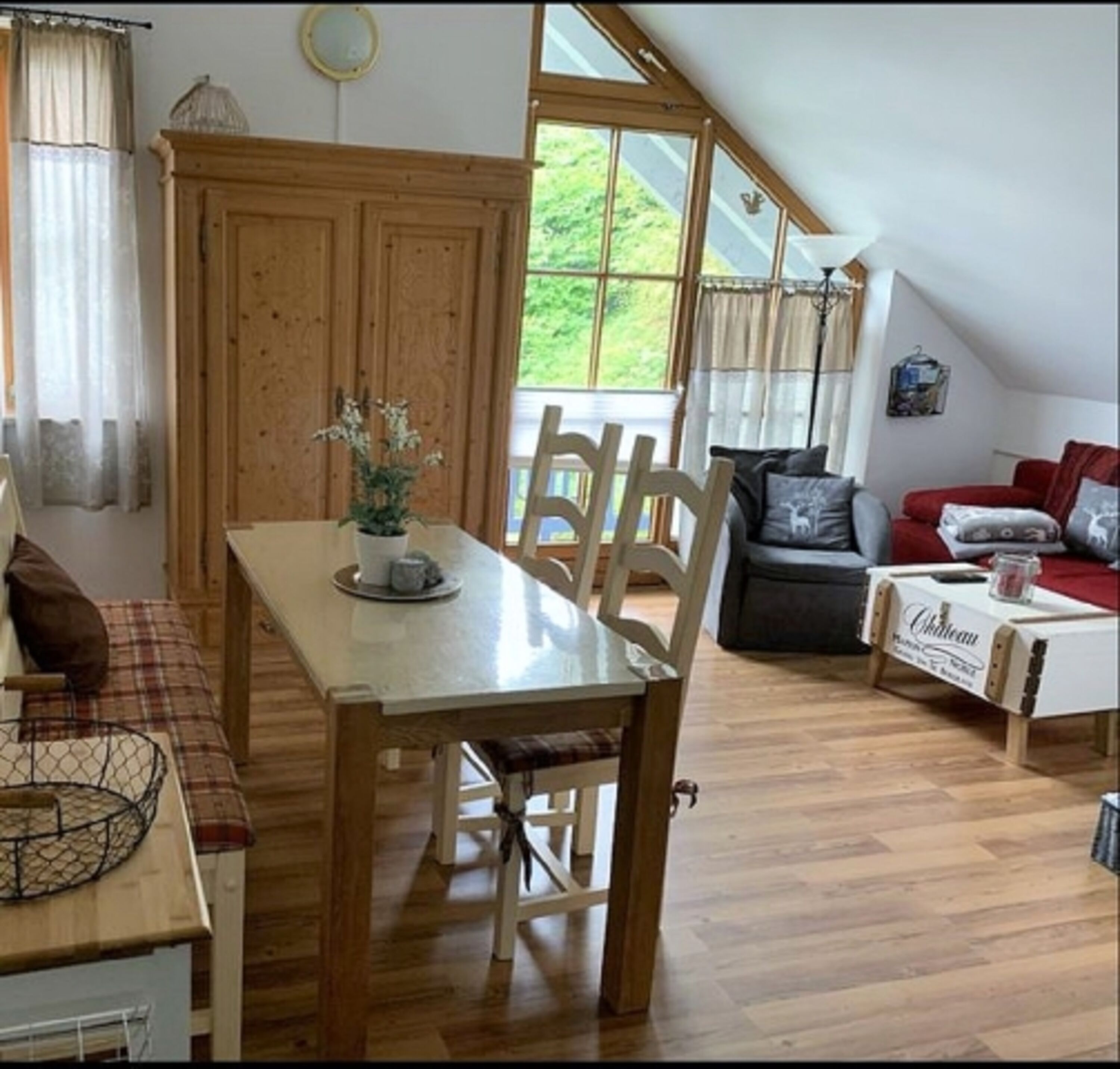 Wohn-Esszimmer mit Schlafsofa