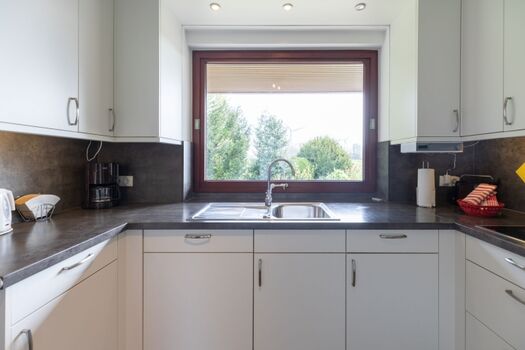 Haus am Deich - Top ausgestattete Küche mit Ausblick in die Natur 