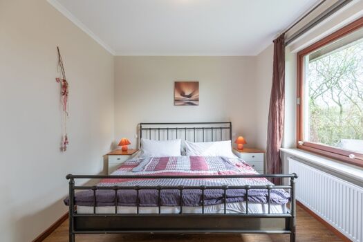 Haus am Deich - Lichtdurchflutetes Schlafzimmer mit großem Doppelbett 