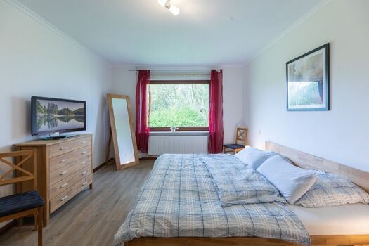 Haus am Deich - Schlafzimmer mit großem Doppelbett und tollem Blick nach draußen 