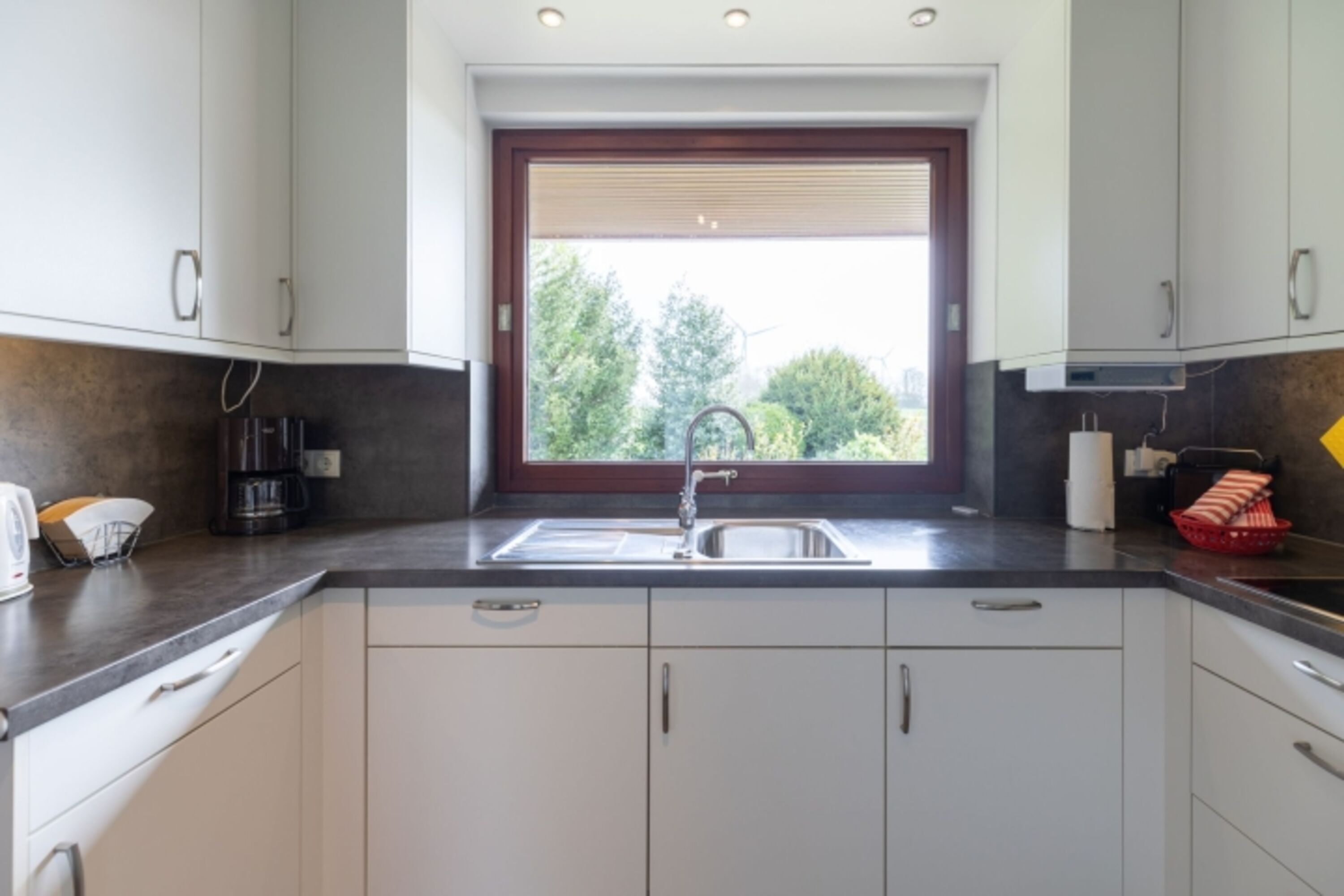 Haus am Deich - Top ausgestattete Küche mit Ausblick in die Natur 