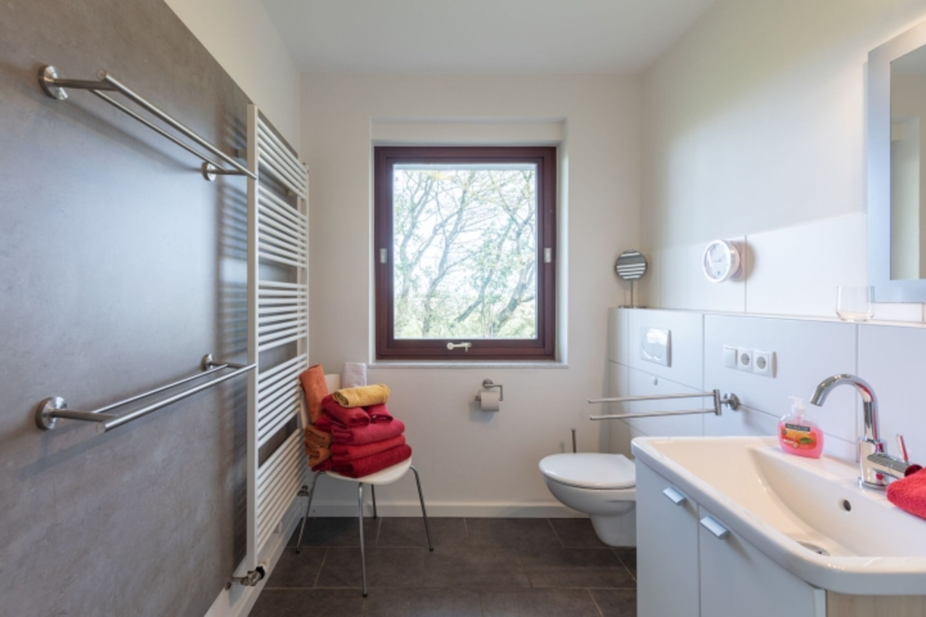 Haus am Deich - Modernes Duschbad mit Handtuch-Heizung 