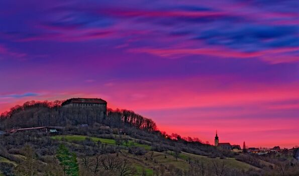 Blick auf das Schloss Schillingsfürst in wunderschönem Morgenrot