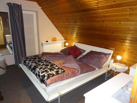 Großes Schlafzimmer mit  Zugang zum Balkon