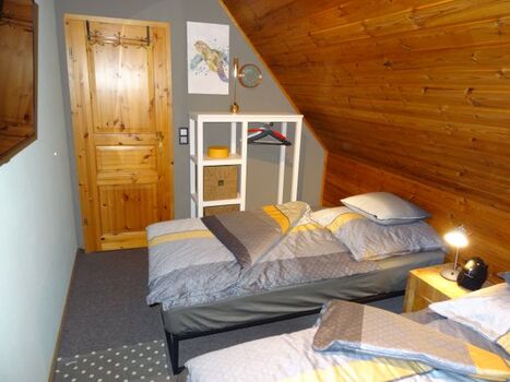 Zweites Schlafzimmer mit zwei Einzelbetten