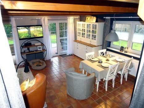 Heller Wohn-Essbereich mit Zugang zum Garten