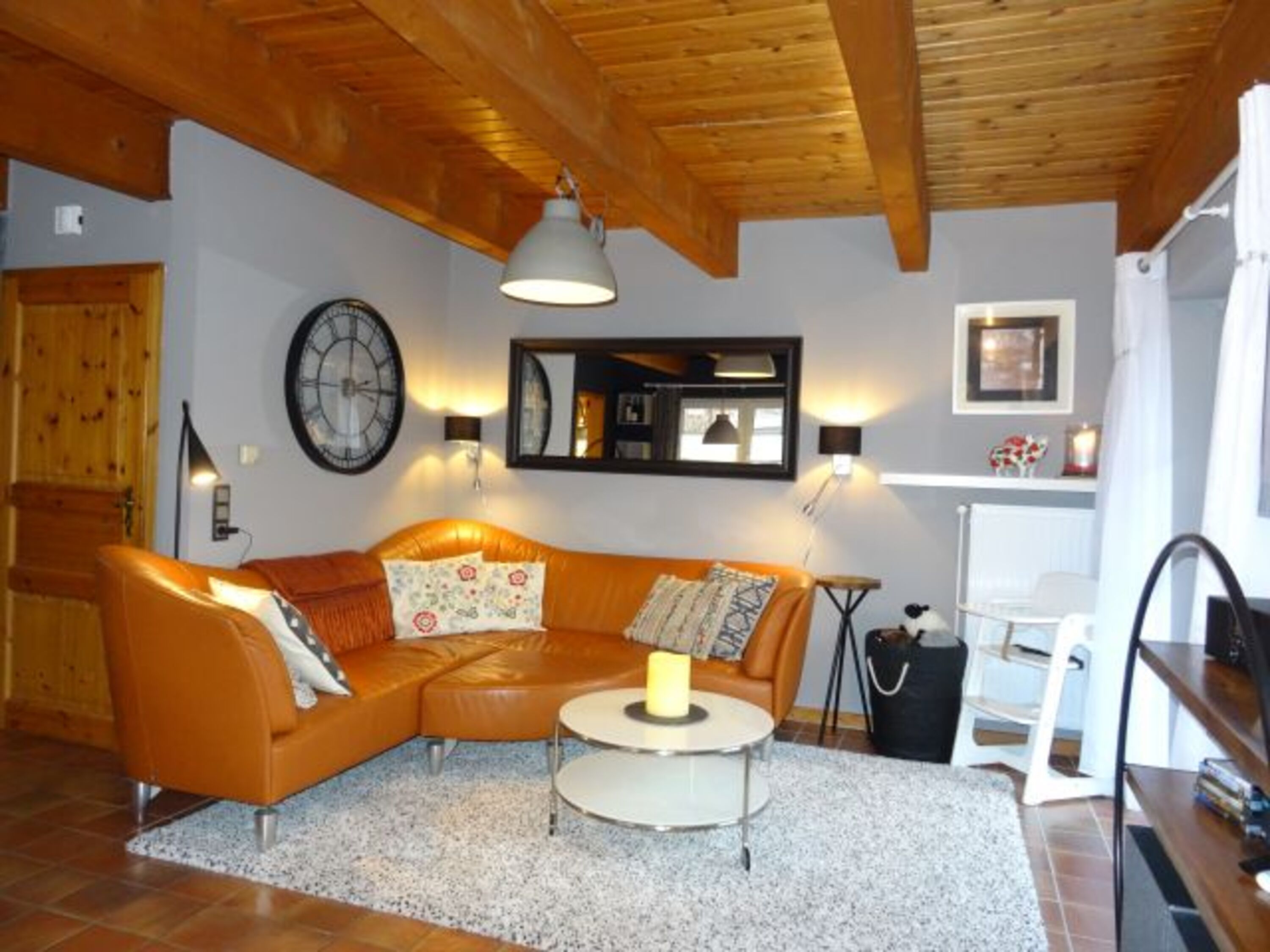 Wohnzimmer mit gemütlicher Sofalandschaft