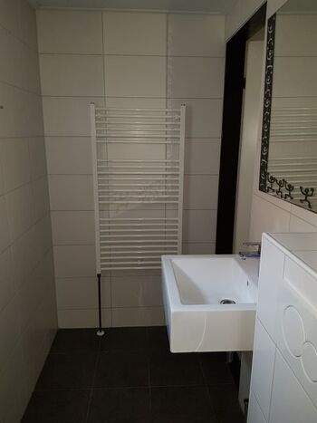 Bad mit Dusche und Wc