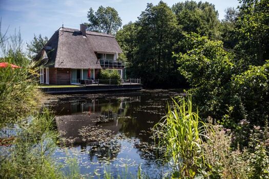 Blick über den See zum Haus Eldorado - Wohnung Eldorado Nr.2 im EG  links