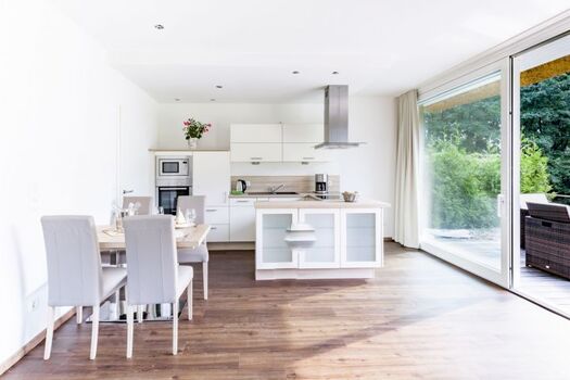 lichtdurchfluteter Wohn- Essbereich mit offener Küche