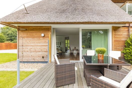 Wohnbereich mit Terrasse direkt am See