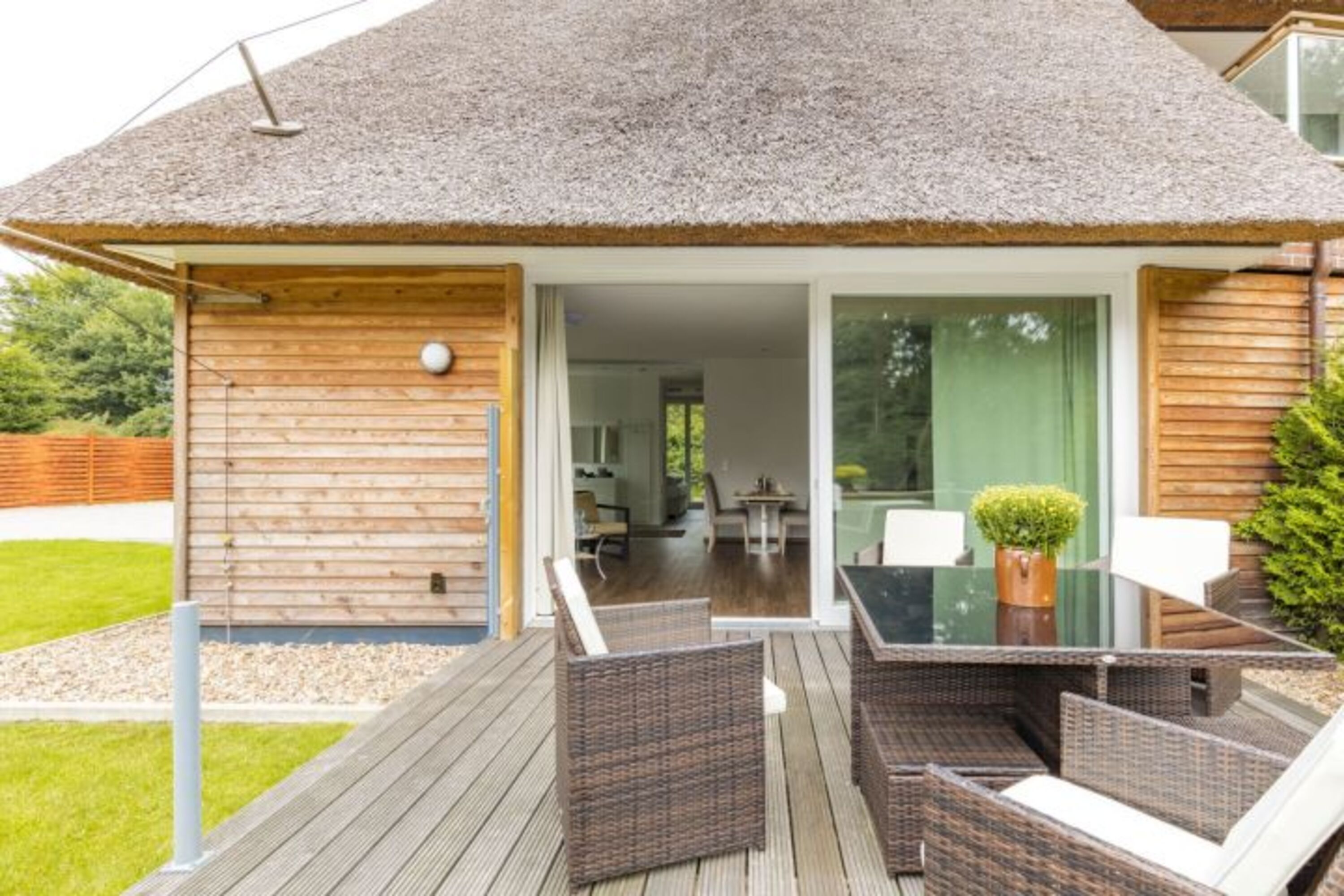 Wohnbereich mit Terrasse direkt am See