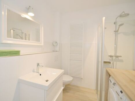 Badezimmer mit Waschmaschine und Trockner