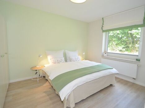 großes Schlafzimmer mit Fernseher