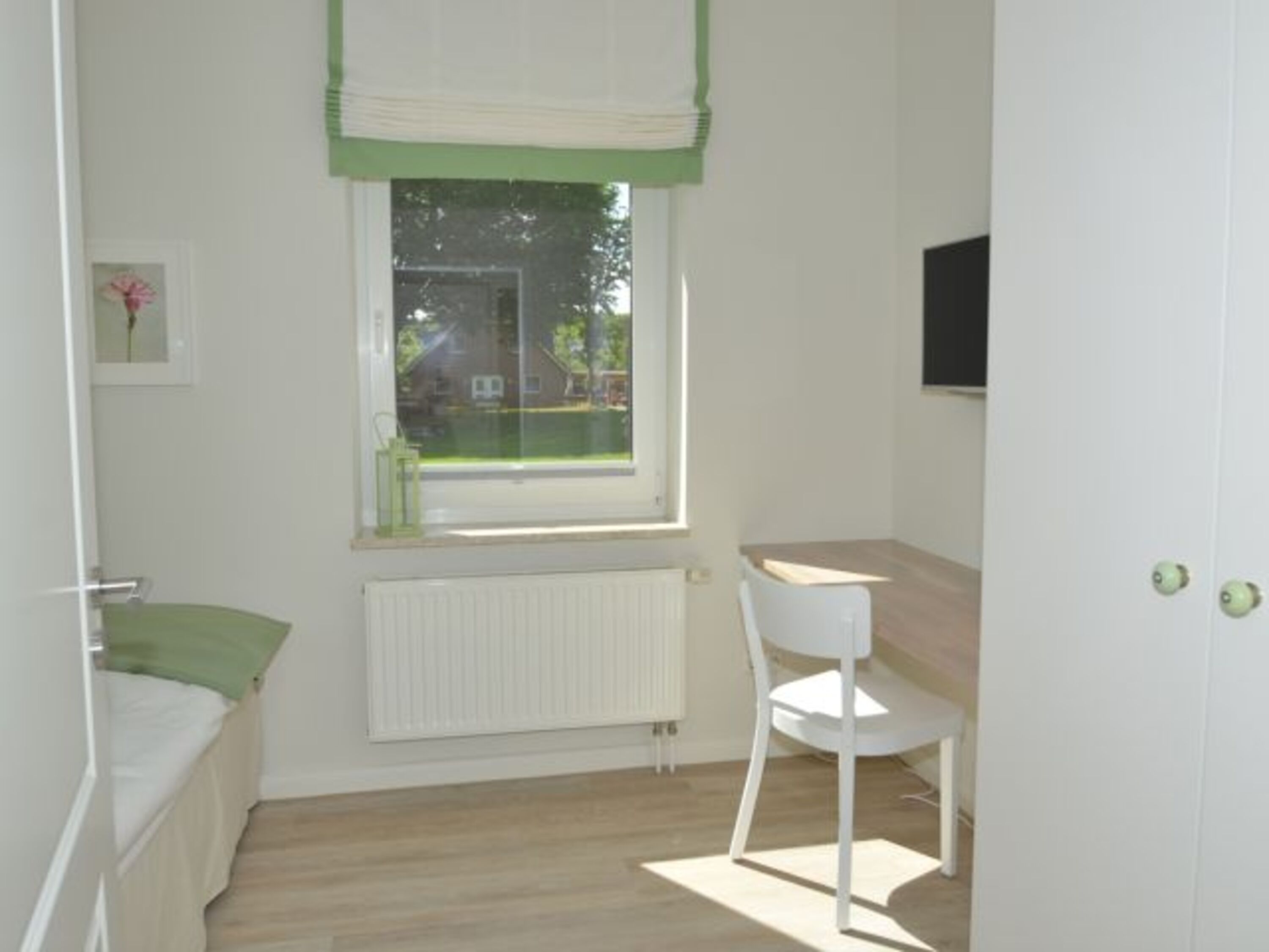 kleines Schlafzimmer mit Fernseher