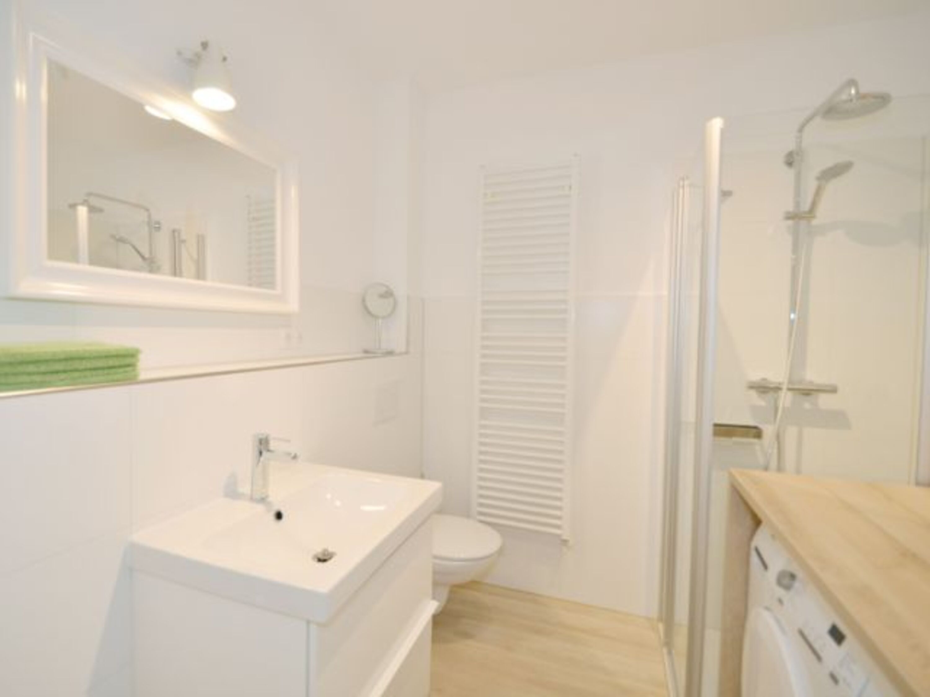 Badezimmer mit Waschmaschine und Trockner