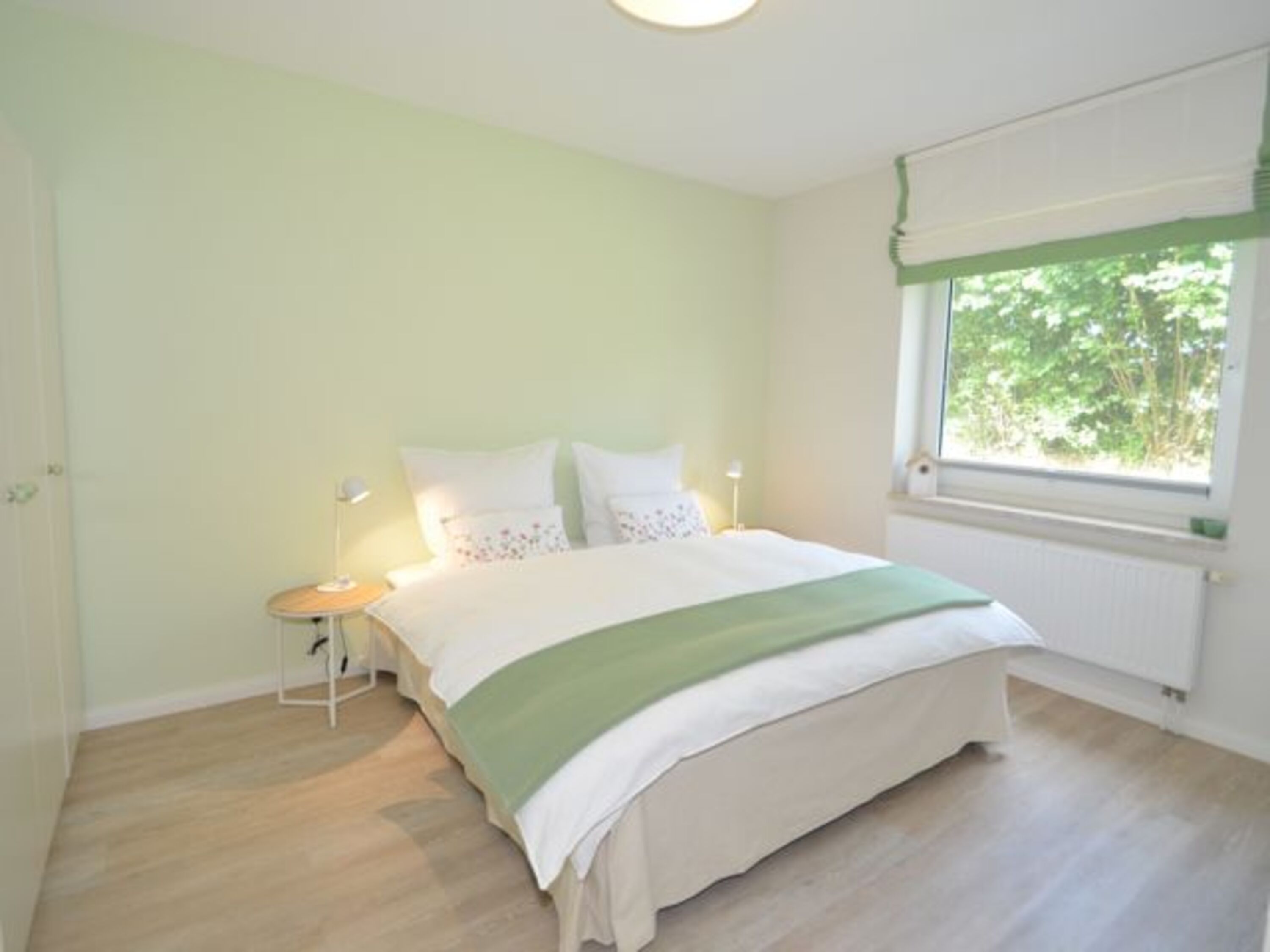 großes Schlafzimmer mit Fernseher