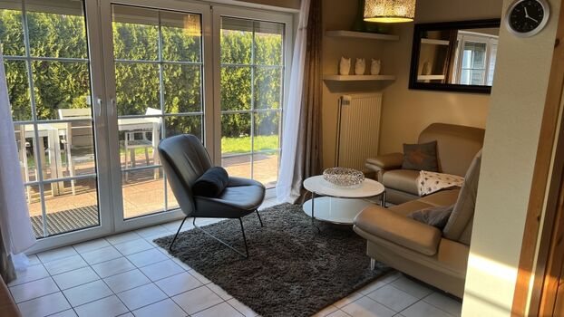 Helles Wohnzimmer mit Zugang zum Garten