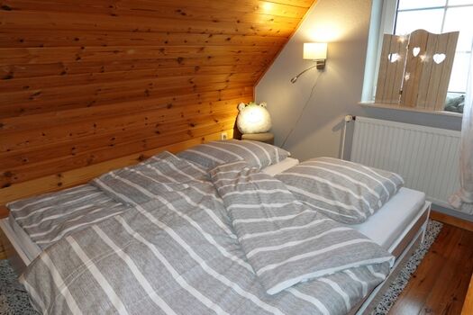 Das zweite Schlafzimmer in der ersten Etage mit einem Bett zu Zweit oder Alleine