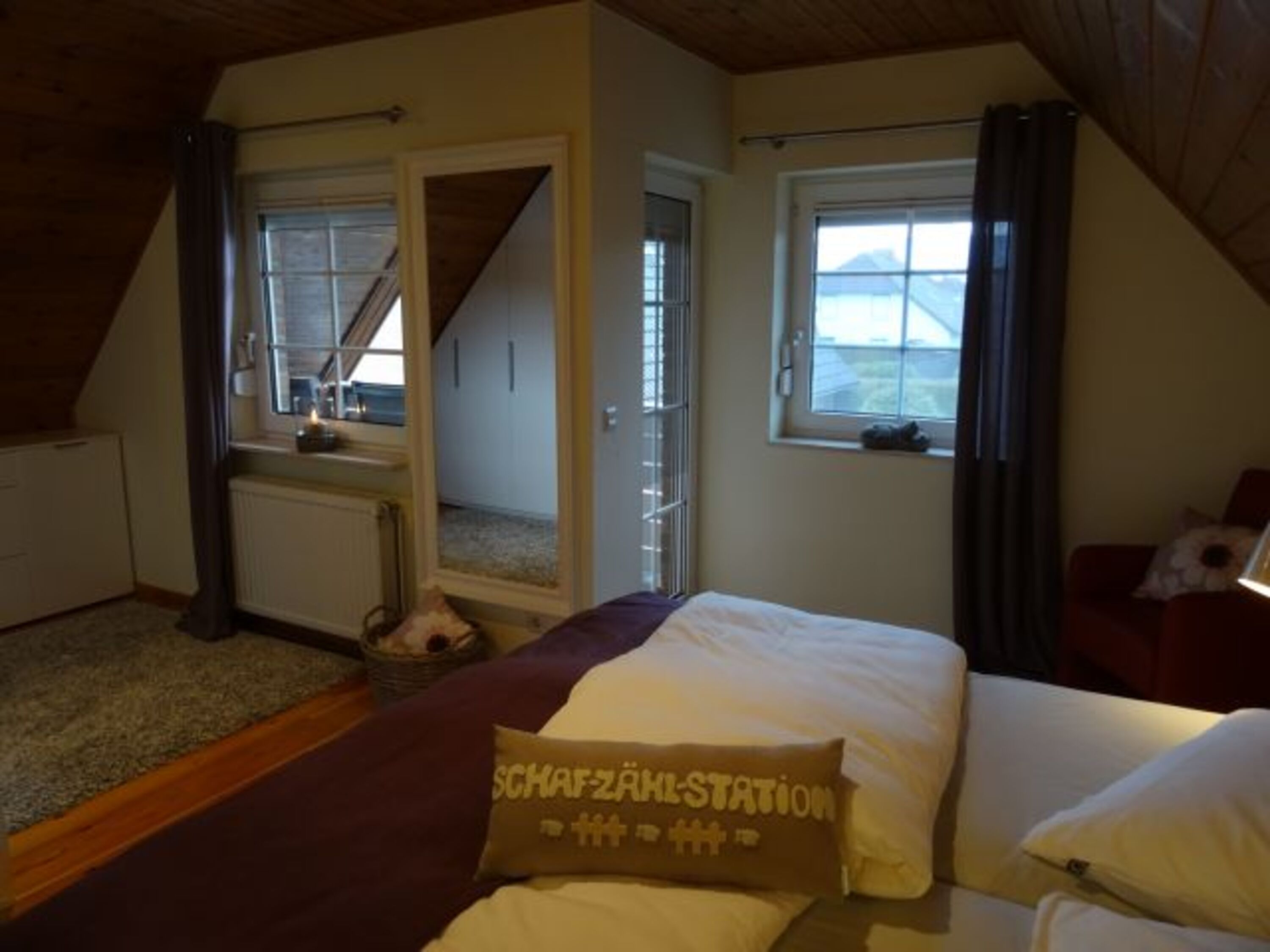 Großes Schlafzimmer mit Balkon