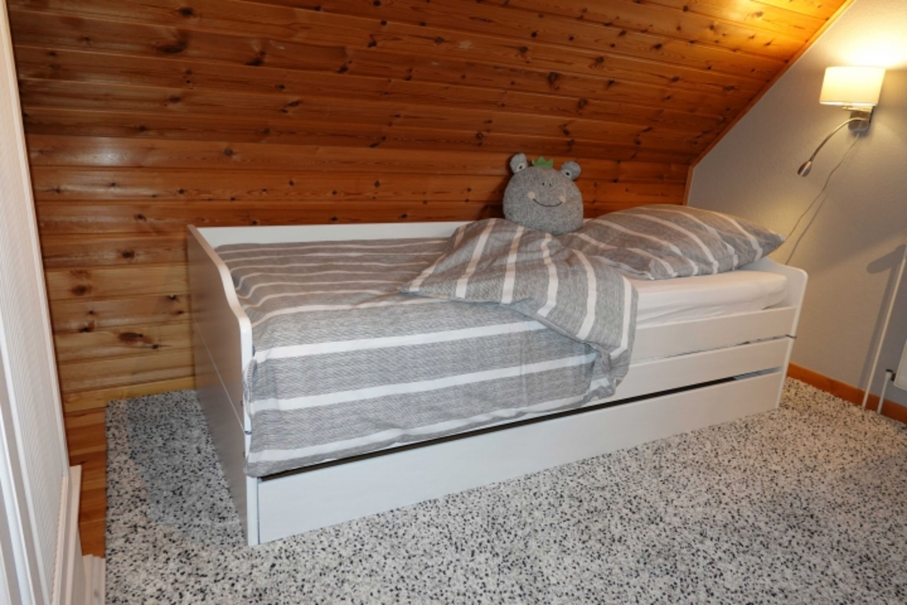 Das Bett ist als Einzelbett zusammenschiebbar 
