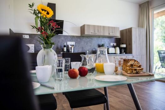 lichtdurchfluteter Wohn- / Essbereich mit Küchenzeile