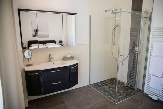 bodentiefe Dusche im Schlafraum