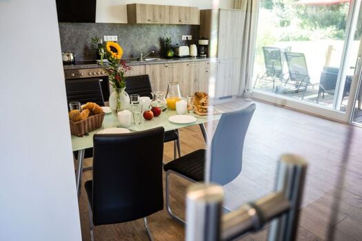 Küchenbereich mit direktem Zugang zur Terrasse 