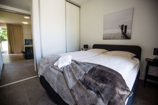 Blick vom Schlafzimmer durch den Flur zum Wohnraum