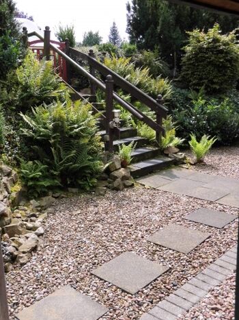 Zugang zum Haus erfolgt über eine Treppe mit beidseitigem Geländer