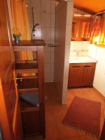 Großes Badezimmer mit Dusche und WC