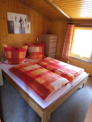 Schlafzimmer mit 160 cm x 200 cm Bett