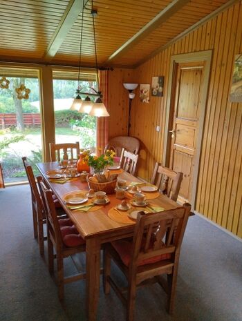 Schön eingedeckter Frühstückstisch