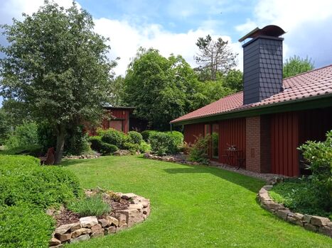 Blick in den Garten mit Gartenhaus