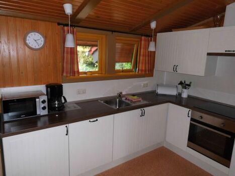 Küchenansicht mit elektrischen Geräten wie Mikrowelle etc.