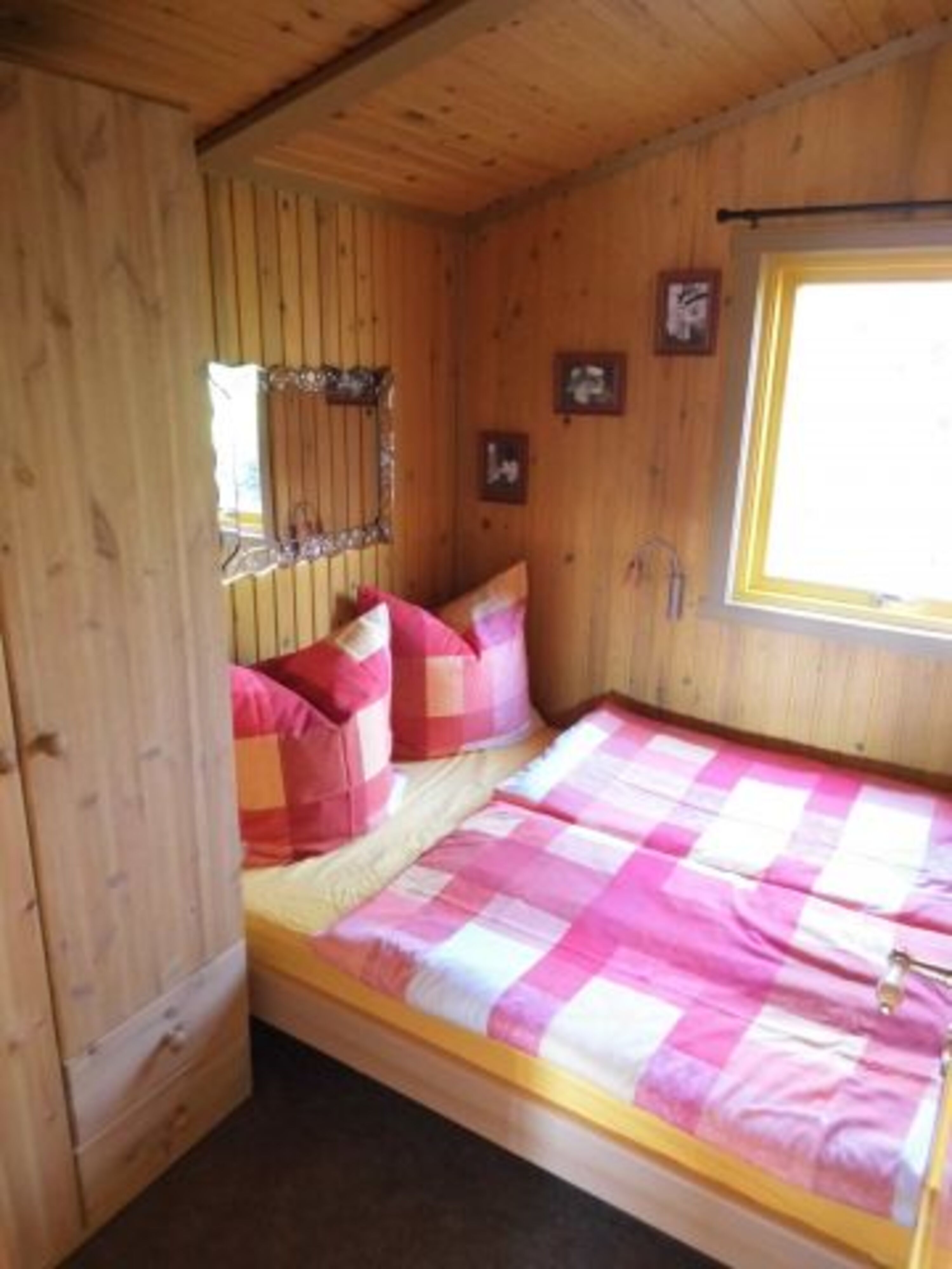 Schlafzimmer mit 140 cm x 200 cm Bett