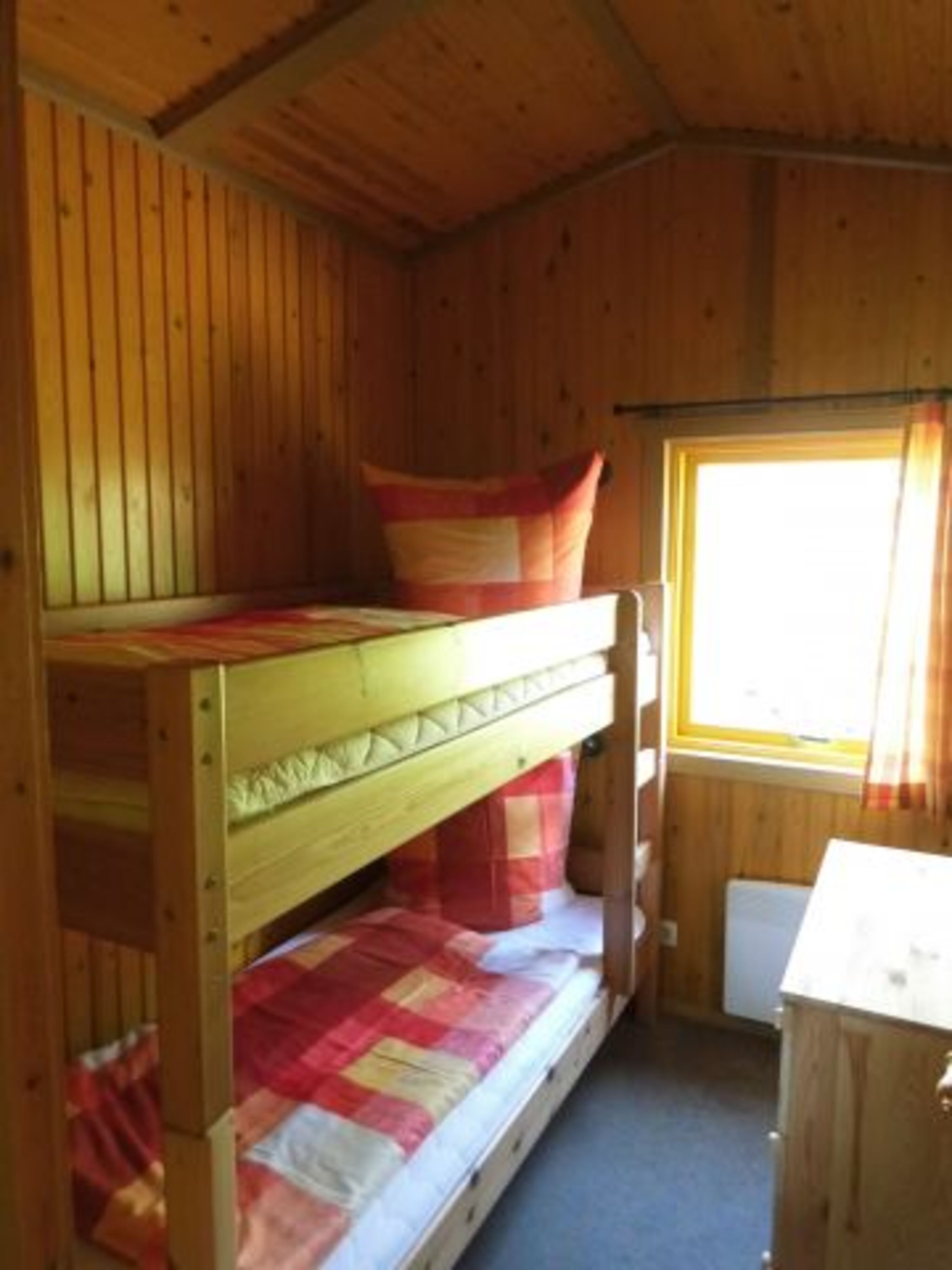 Schlafzimmer mit stabilem Etagenbett jeweils mit 90 cm x 200 cm