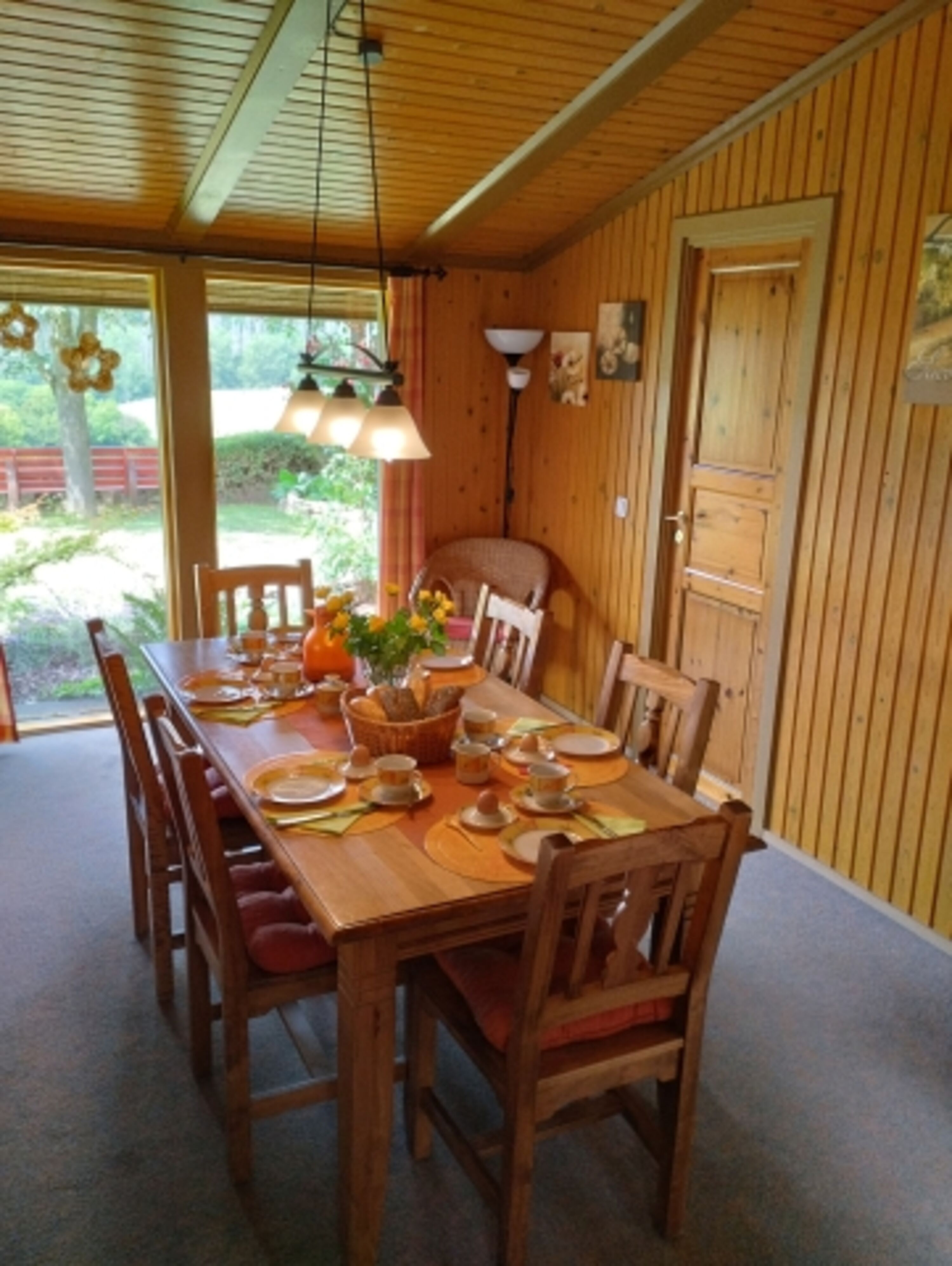 Schön eingedeckter Frühstückstisch