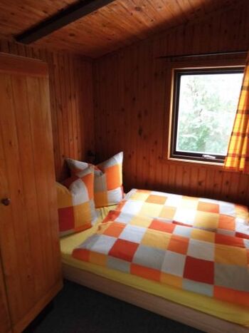 Schlafzimmer mit 140 cm x 200 cm Bett