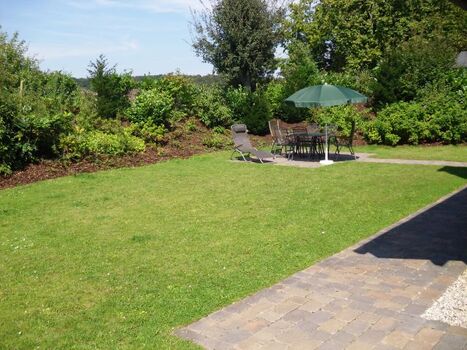 Großer, gepflegter Garten