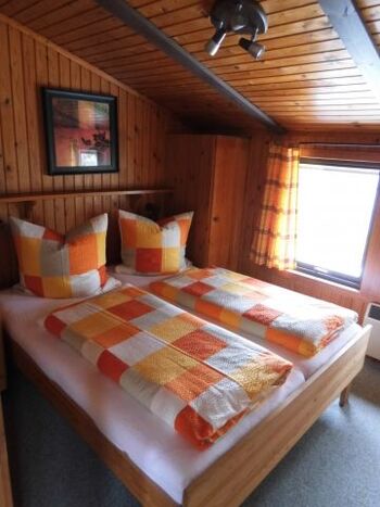 Schlafzimmer mit 180 cm x 200 cm Bett