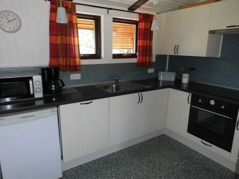 Vollausgestattete Küche im Landhaus-Stil