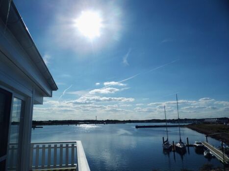 Blick von der Dachterrasse auf den Hafen