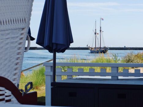 Blick von der Terrasse zum Hafen