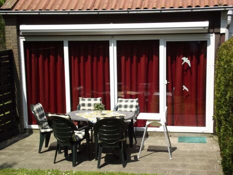 Rückseite des Ferienhauses mit Terrasse und Markise