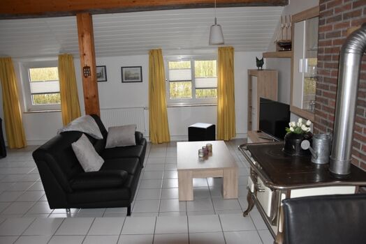 Helles Wohnzimmer mit Blick auf den Deich