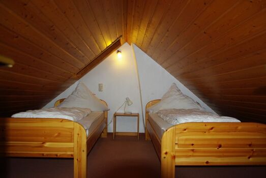 Offenes Galeriezimmer mit zwei Einzelbetten