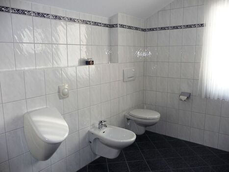 Großes helles Badezimmer