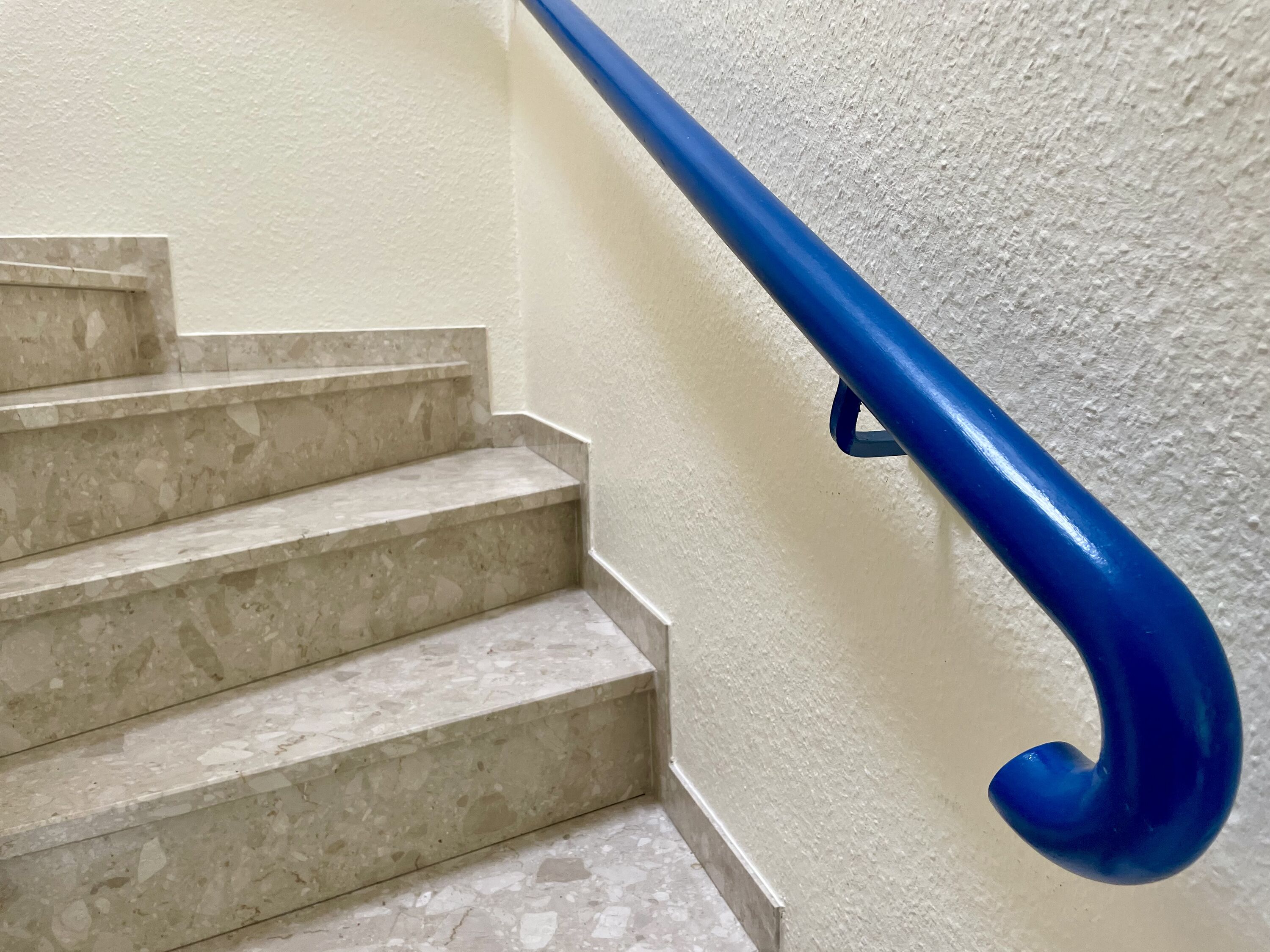 Breite Treppe in die erste Etage zu den Schlafräumen